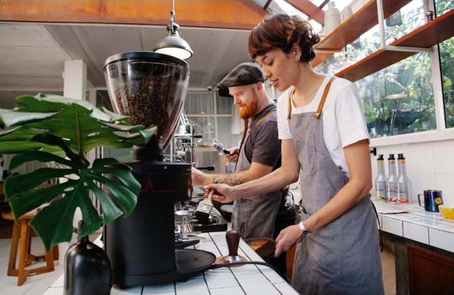 Två baristas jobbar sida vid sida